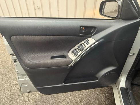 Used 2004 Pontiac Vibe w/ Moon And Tunes Value Package image 17