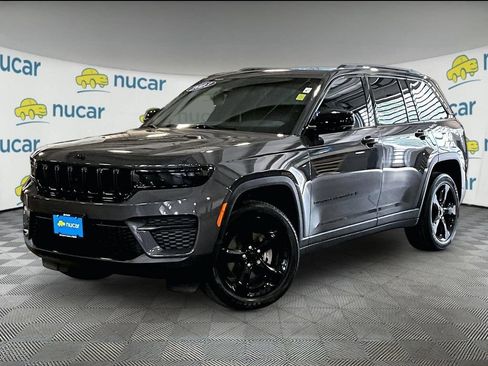 Used 2023 Jeep Grand Cherokee Altitude AWD/4WD image 3
