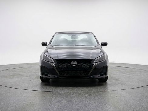 Used 2025 Nissan Altima 2.5 SV FWD image 2