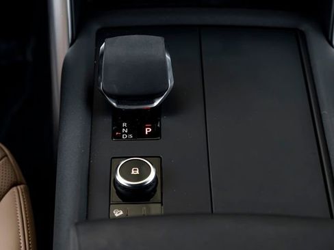 Used 2025 Land Rover Discovery Dynamic SE image 19