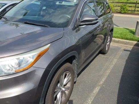 Used 2016 Toyota Highlander Plus AWD/4WD image 2
