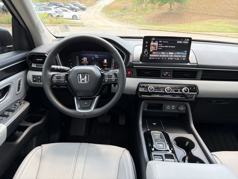 Used 2025 Honda Pilot Elite image 23