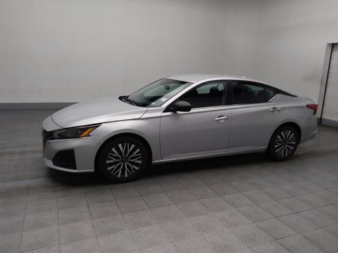 Used 2024 Nissan Altima 2.5 SV image 2