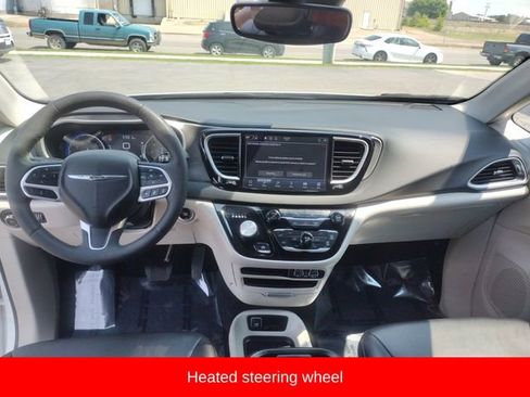 Used 2024 Chrysler Pacifica Touring-L image 14