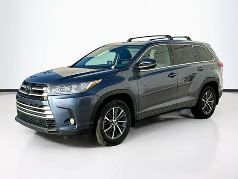 Used 2018 Toyota Highlander XLE image 3