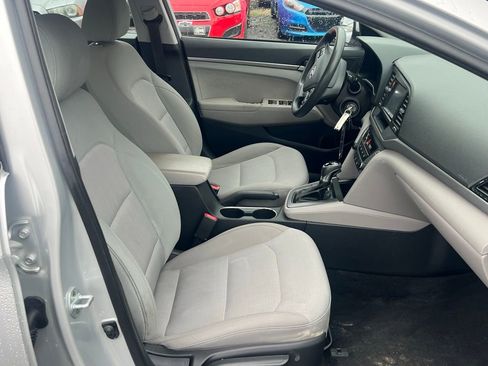 Used 2017 Hyundai Elantra SE image 14