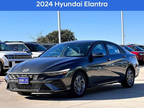 Used 2024 Hyundai Elantra SEL image 3