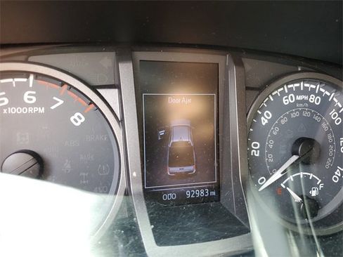 Used 2019 Toyota Tacoma TRD Sport image 4