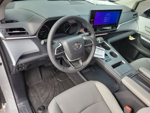 New 2026 Toyota Sienna XLE image 12