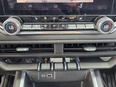 Used 2024 Chevrolet Colorado LT w/ LT Convenience Package III RWD image 17
