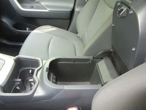 Used 2022 Toyota RAV4 XLE image 34