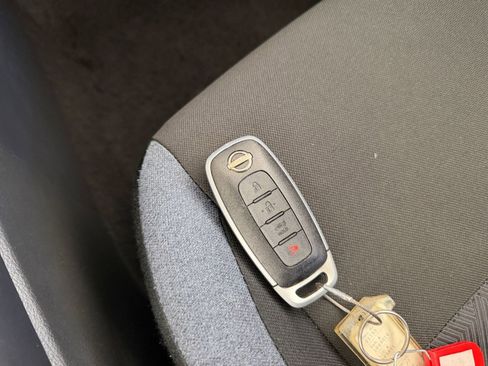 Used 2025 Nissan Versa SV FWD image 21