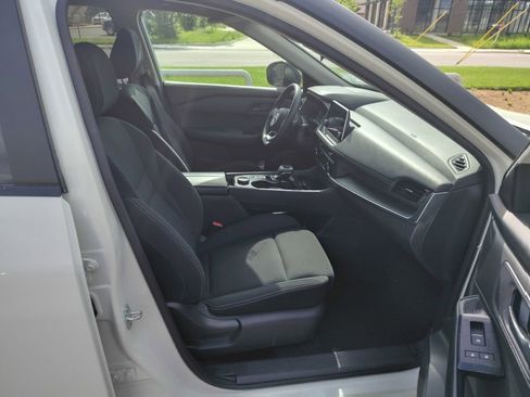 Used 2024 Nissan Rogue S AWD/4WD image 29