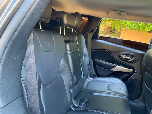 Used 2018 Jeep Cherokee Limited FWD image 46