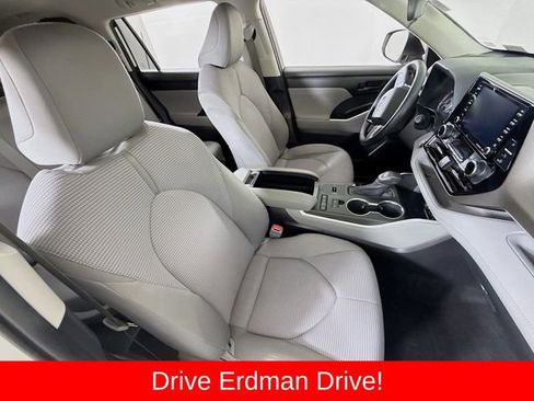 Used 2020 Toyota Highlander LE FWD image 24