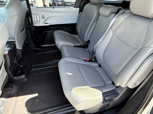 Certified 2025 Toyota Sienna XLE FWD image 15