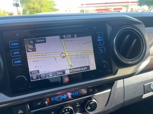 Used 2016 Toyota Tacoma Limited w/ Towing Package image 8