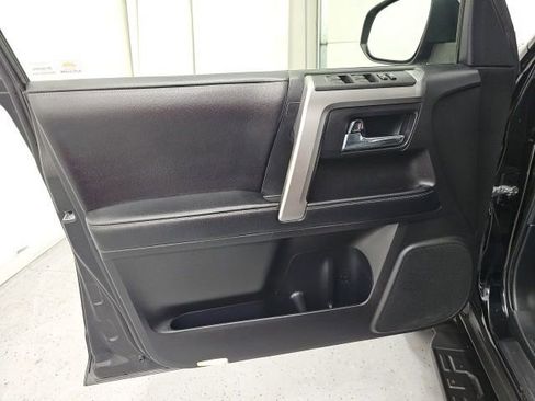 Used 2017 Toyota 4Runner SR5 AWD/4WD image 11