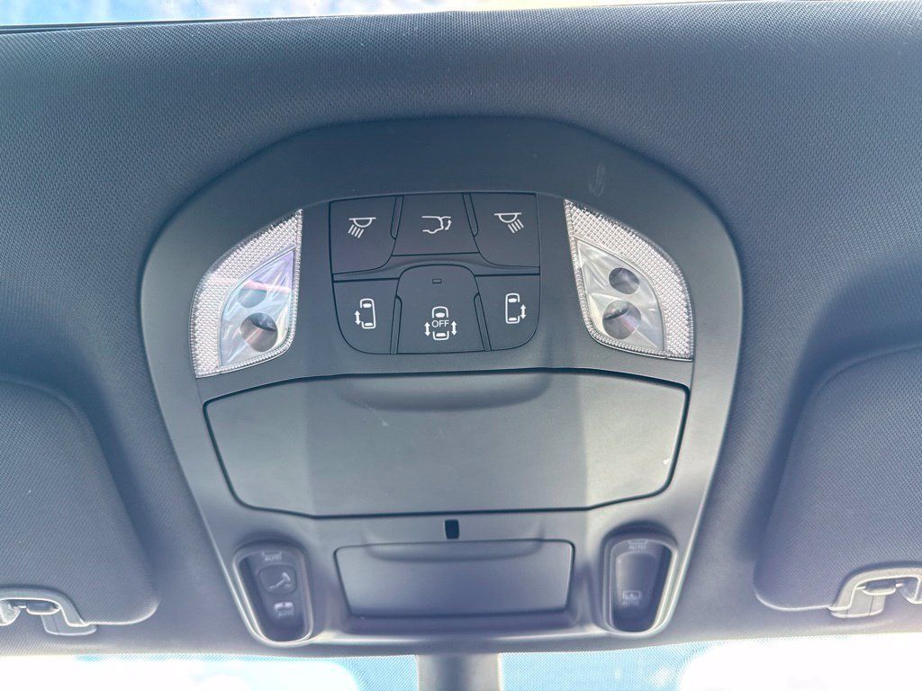 Used 2025 Chrysler Pacifica Limited FWD image 39