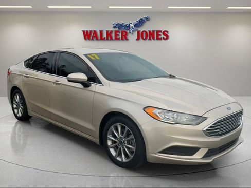 Used 2017 Ford Fusion SE image 1