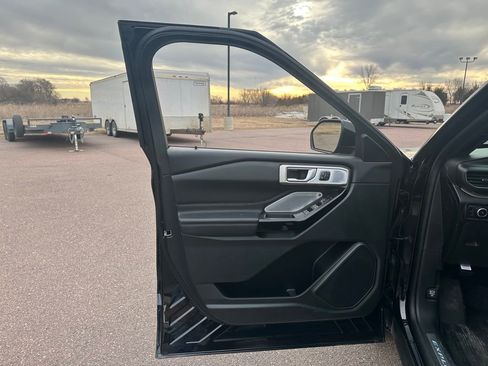 Used 2024 Ford Explorer Platinum w/ Technology Package image 11