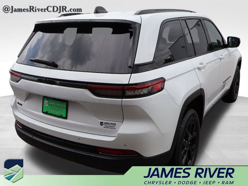 Used 2025 Jeep Grand Cherokee Altitude AWD/4WD image 5