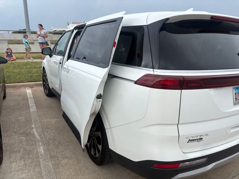 Used 2023 Kia Carnival EX FWD image 3