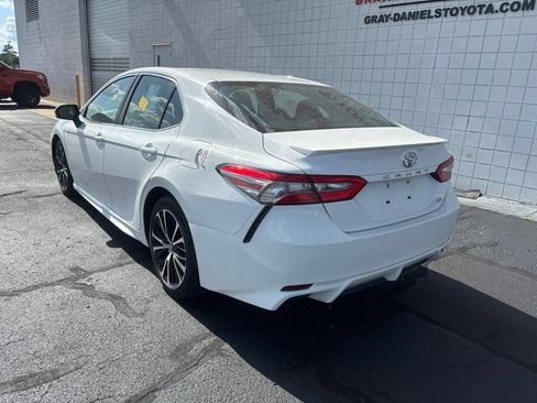 Used 2018 Toyota Camry SE w/ Moonroof Package FWD image 6