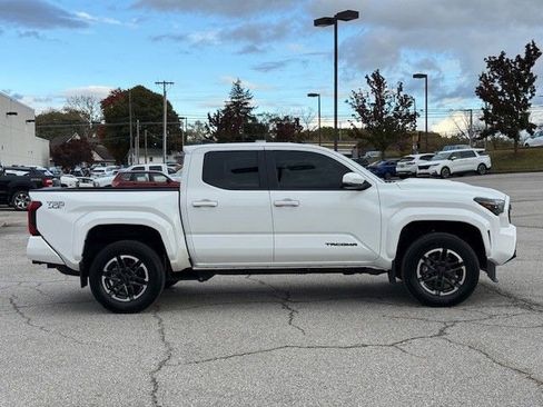 Used 2024 Toyota Tacoma TRD Sport w/ TRD Sport Upgrade Package image 4