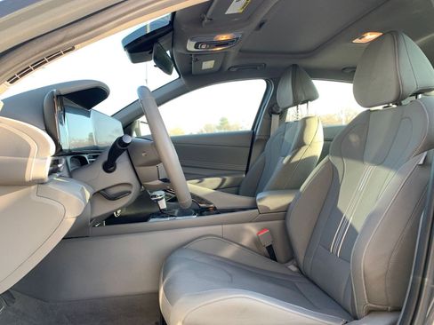 Used 2025 Hyundai Elantra SEL image 25