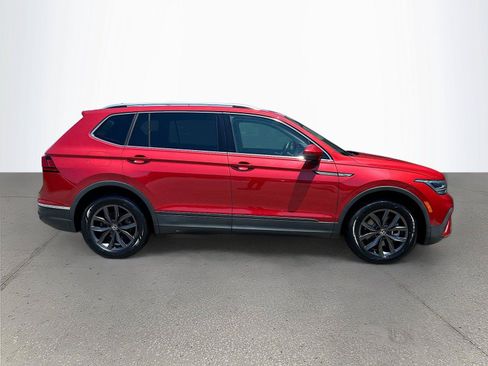 Used 2023 Volkswagen Tiguan SE w/ Panoramic Sunroof Package FWD image 3