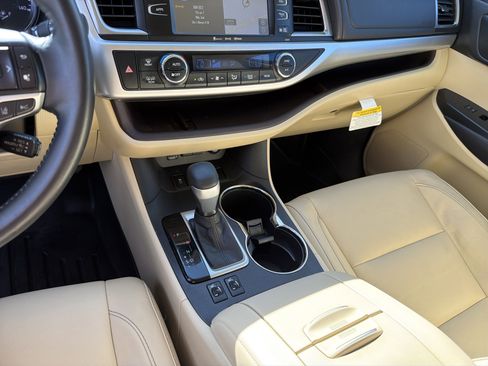 Used 2017 Toyota Highlander XLE image 9