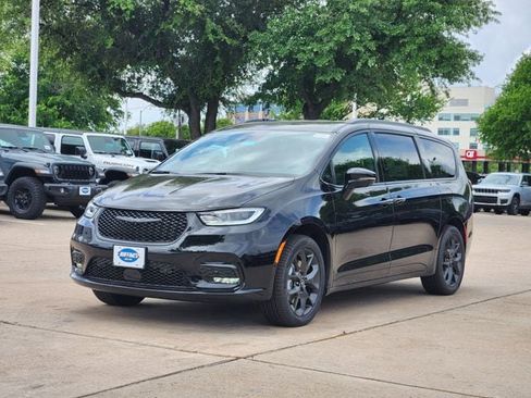 New 2026 Chrysler Pacifica Select image 2