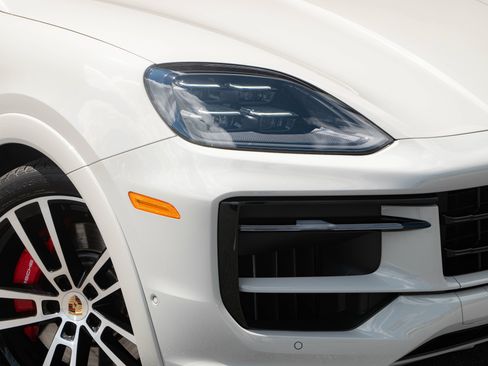 Certified 2025 Porsche Cayenne GTS AWD/4WD image 38