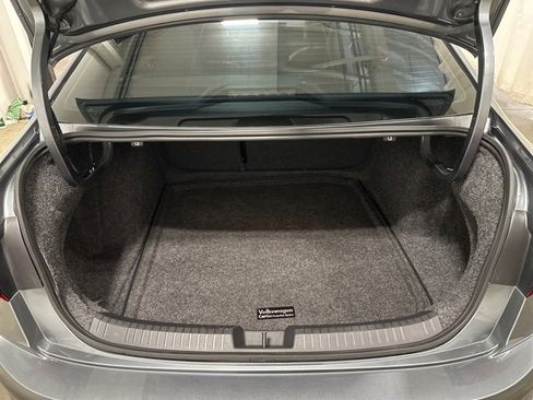 Used 2025 Volkswagen Jetta SE w/ Sunroof Package image 32