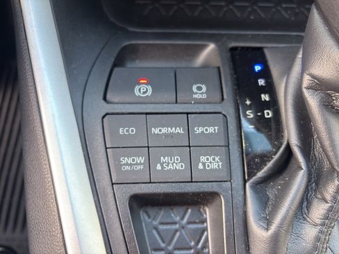 Certified 2021 Toyota RAV4 LE image 9