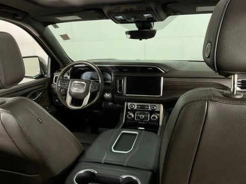 Used 2022 GMC Yukon XL Denali w/ Denali Premium Package image 16
