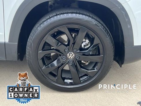 Used 2022 Volkswagen Taos SE w/ Panoramic Sunroof Package FWD image 4