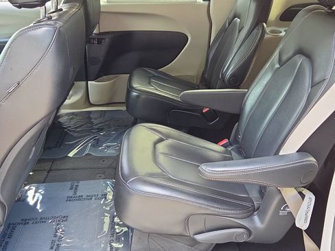 Used 2023 Chrysler Pacifica Touring-L FWD image 12