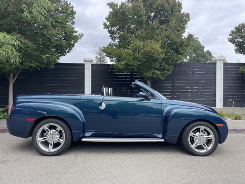 Used 2005 Chevrolet SSR w/ Preferred Equipment Group RWD image 2