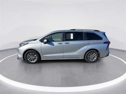 Used 2021 Toyota Sienna XLE image 4