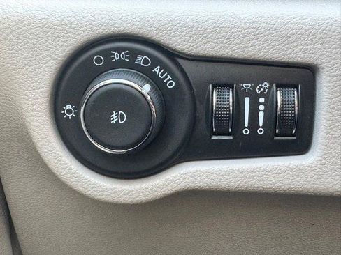 Used 2024 Chrysler Pacifica Touring-L FWD image 30