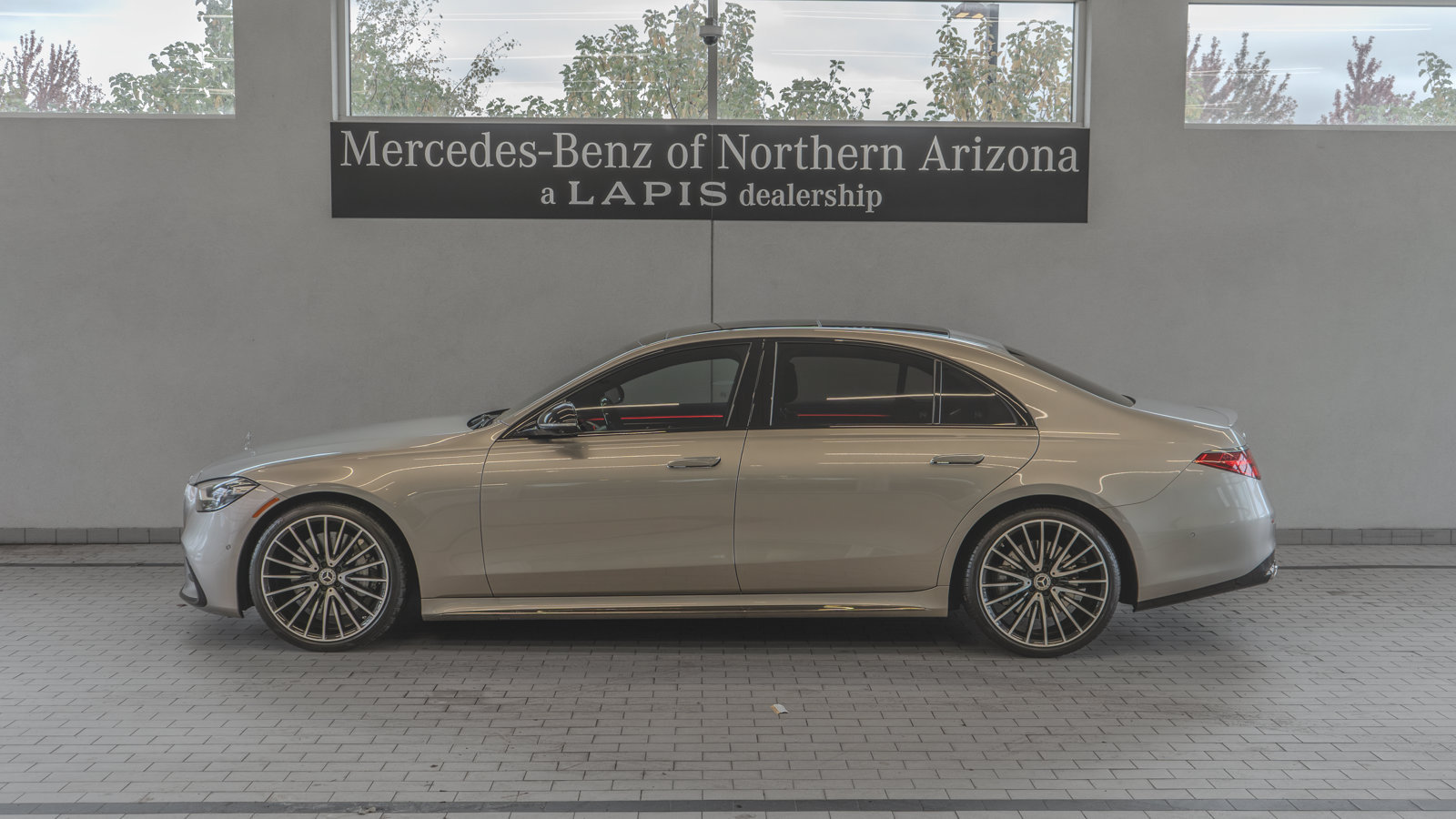 Used 2024 Mercedes-Benz S 580 4MATIC Sedan image 2