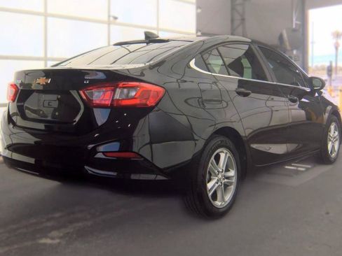 Used 2017 Chevrolet Cruze LT FWD image 4