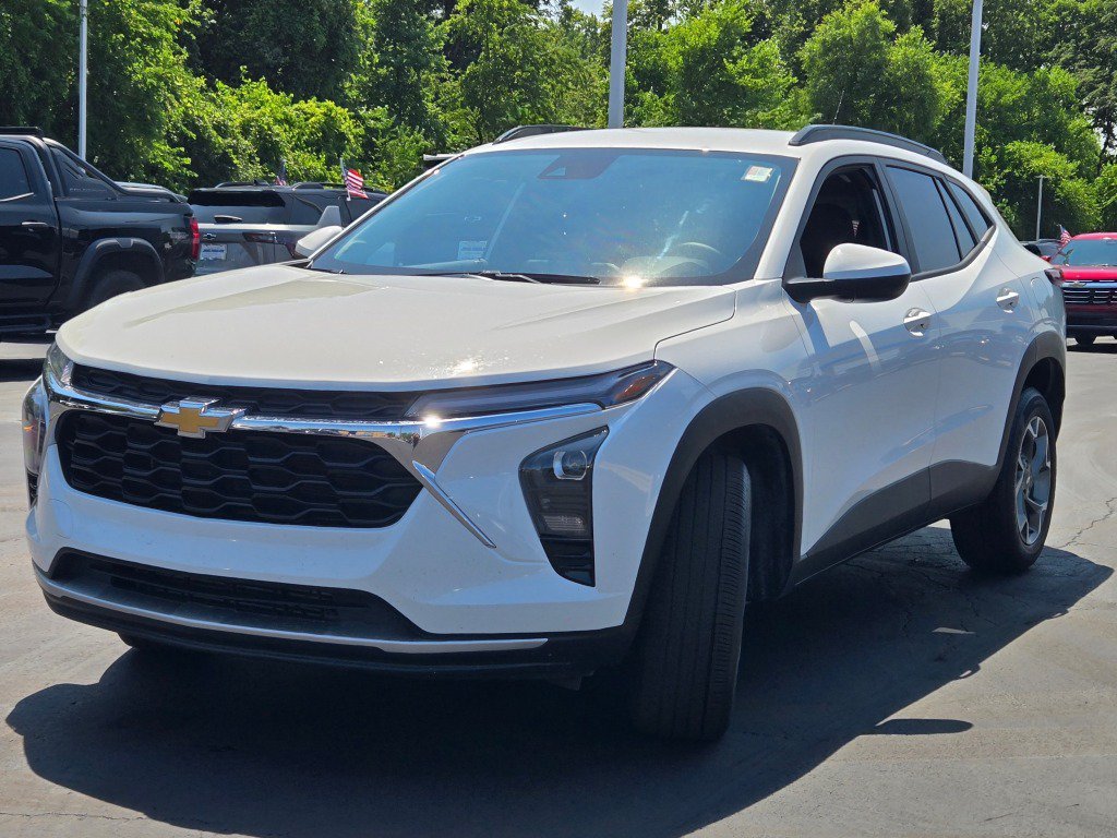 Certified 2025 Chevrolet Trax LT FWD image 4
