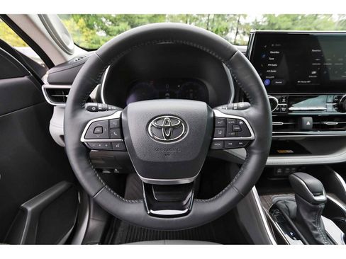 Used 2023 Toyota Highlander Limited FWD image 15