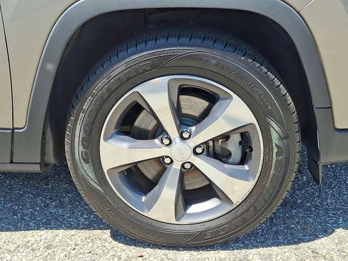 Used 2019 Jeep Cherokee Limited AWD/4WD image 8