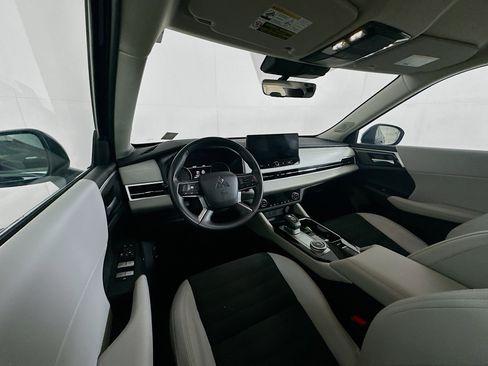 Used 2025 Mitsubishi Outlander SE image 18