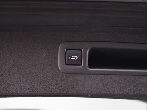 Used 2020 Toyota Highlander XLE AWD/4WD image 18