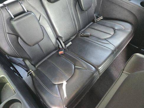 Used 2024 Chrysler Pacifica Limited FWD image 15